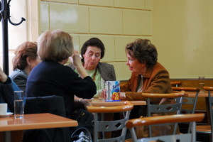 Mujeres conversando - Crédito: Tendencias21