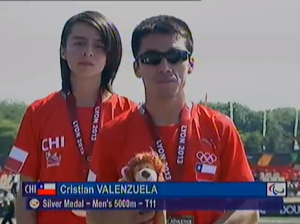 Cristian Valenzuela tras recibir su medalla de plata en el Mundial de Atletismo Paralímpico de Lyon 2013.