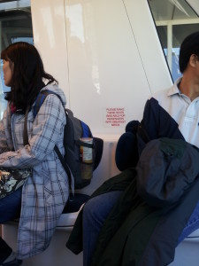 Personas en el tranvía del aeropuerto de Austin / Fuente: Integrados.