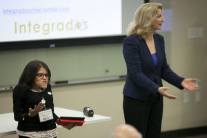 Presentando Integrados Chile en el Coloquio / Fuente: Flickr Centro Knight.