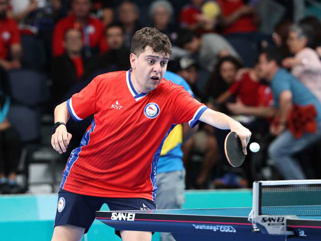 Fotografía de Ignacio Torres jugando para tenis de mesa en una competencia, usando la camiseta de Chile.