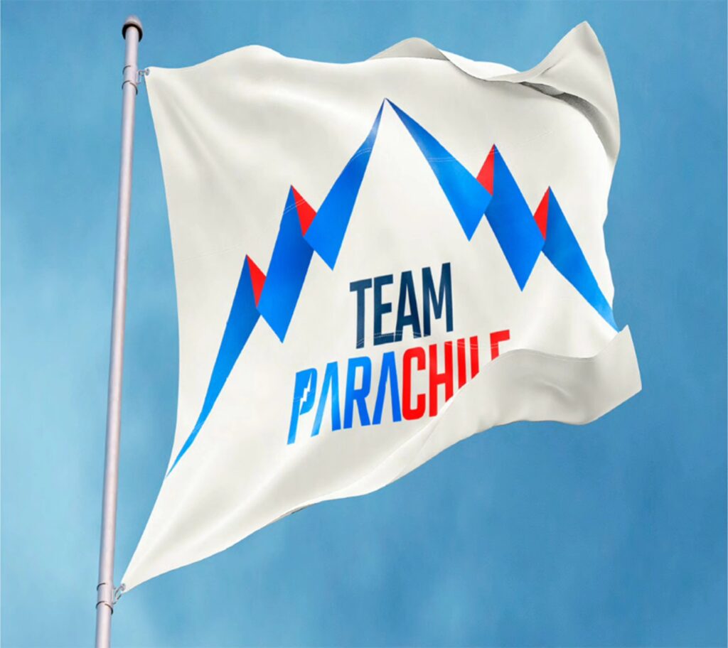Ilustración de una bandera con el nuevo logo de Copachi sobre un fondo de cielo azul. 