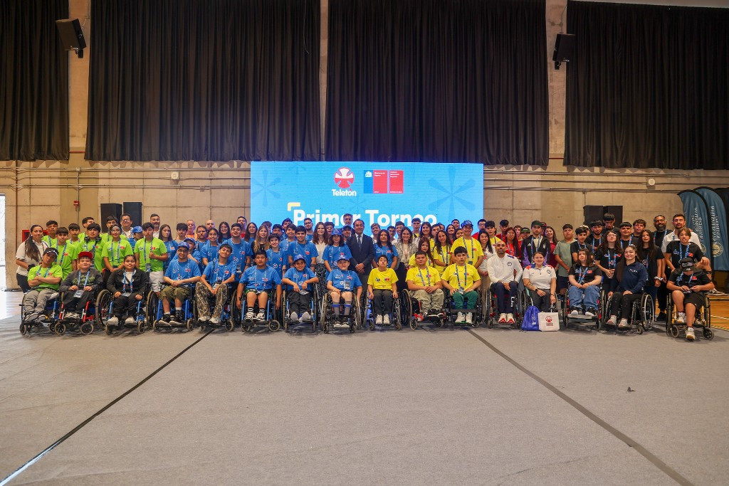 Fotografía grupal de deportistas, entrenadores y autoridades en el Centro de Entrenamiento Paralímpico. 
