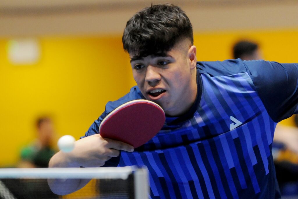 Fotografía de la Ignacio Torres jugando tenis de mesa. 
