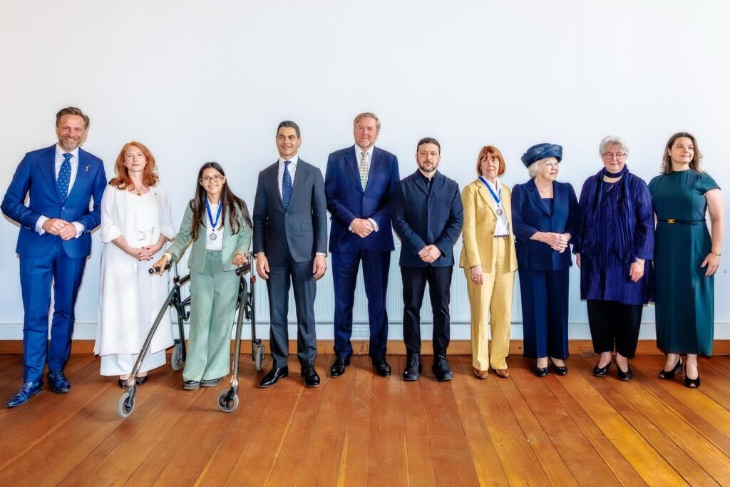 Fotografía de Isidora Uribe junto a otros premiados y autoridades. 