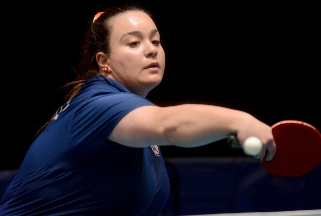 Fotografía de Tamara Leonelli jugando tenis de mesa. 