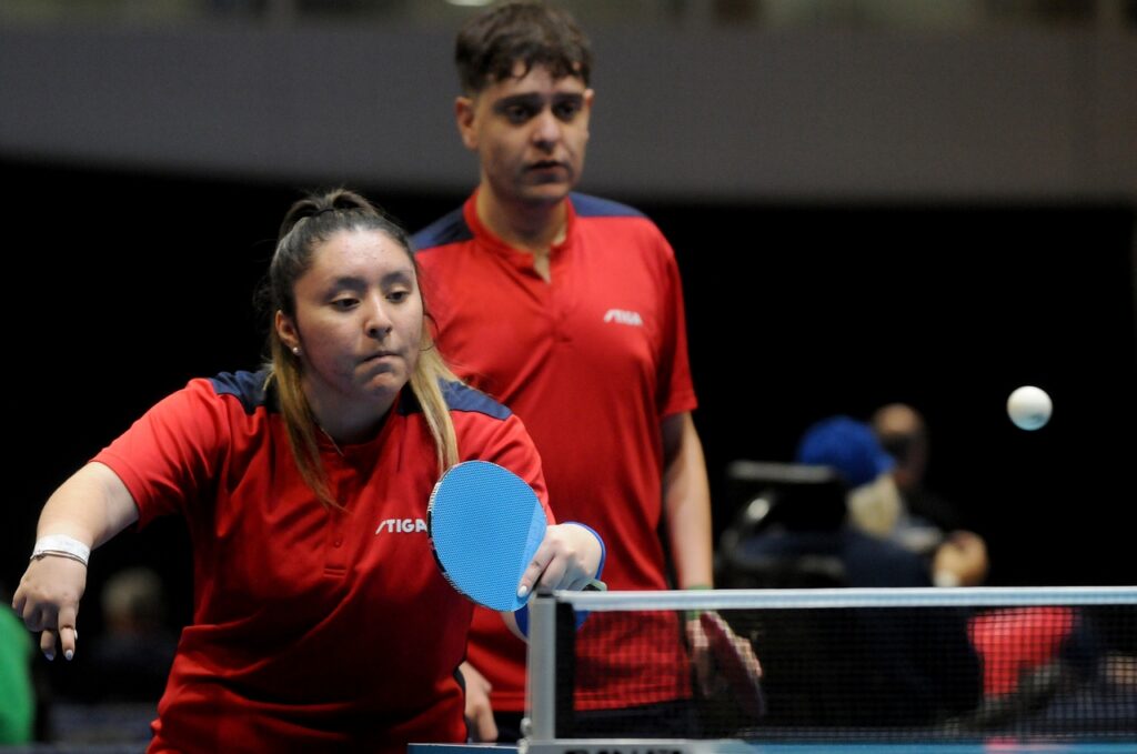 Fotografía de dupla de Florencia Pérez e Ignacio Torres jugando. 