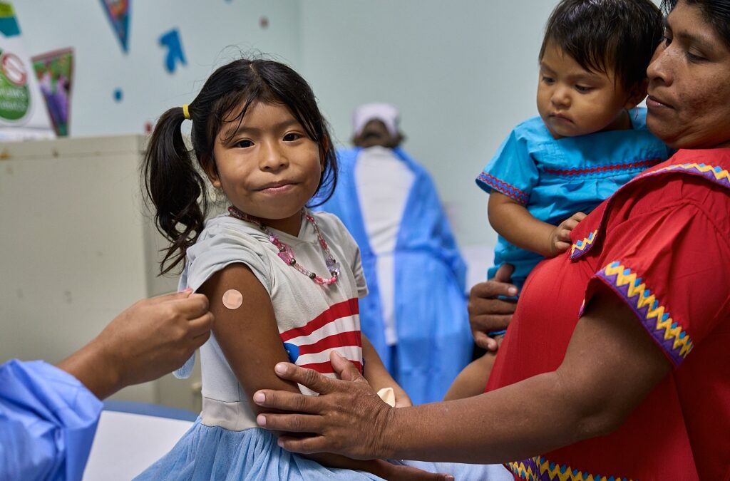Vacunación infantil mundial 2025: Chile registra brecha crítica en segunda dosis de sarampión