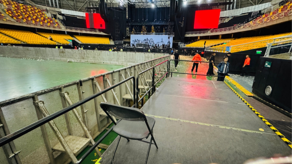 Fotografía de la tarima para ubicar a las personas con discapacidad en Movistar Arena cuando se venden cancha de pie. Se aprecia la cancha vacía y el espacio de la plataforma vacía.