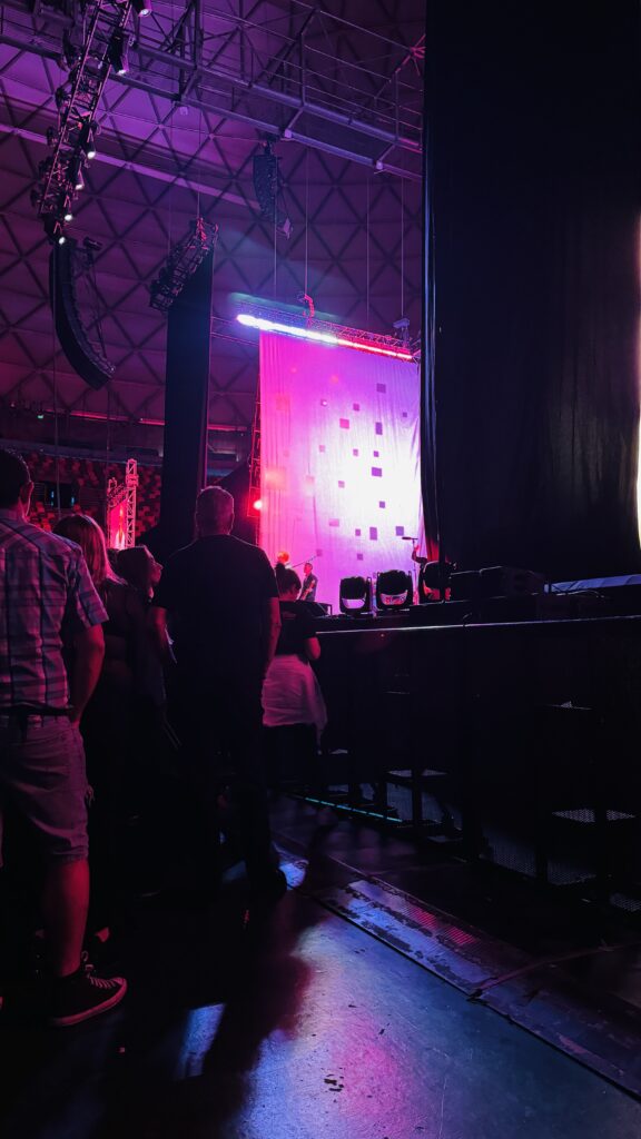 Fotografía del escenario de un concierto desde la ubicación para personas con discapacidad con cancha numerada en Movistar Arena. 
